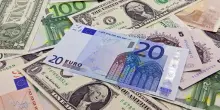 Euro cala sotto 1,14 dollari per la prima volta da un anno
