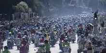 25.000 Vespa da 67 Paesi sfilano a Roma per la festa degli 80 anni
