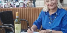 La produttrice Elena Tessari debutta con un libro su famiglia e vino