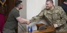 Ucraina, Zaluzhny vuole candidarsi, Zelensky chiede di ripensarci (e intanto valuta elezioni in autunno)