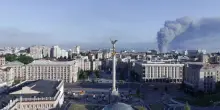 Attacco a Kiev, missili e droni: palazzi distrutti, morti e feriti .Mosca: rappresaglia per attacchi ucraini