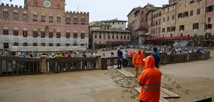 Palio di Siena rinviato a domani causa avverse condizioni meteo