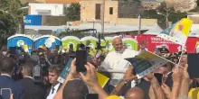 Il Papa a Lampedusa, abbraccio ai migranti &ldquo;vittime di decisioni mancate&rdquo;