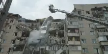 Un altro massiccio attacco russo su Kiev: morti e feriti, colpiti numerosi palazzi e infrastrutture