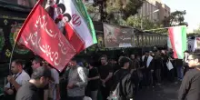 I funerali di Khamenei, processione per le strade di Teheran. Cartelli contro Trump e minacce di vendetta