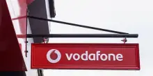 Vodafone: Emirates Telecom vende intera quota a Xavier Niel