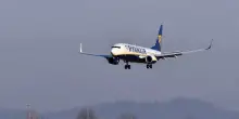 Guasto a motore e finestrino rotto su volo Ryanair. Passeggero trattenuto per non essere risucchiato