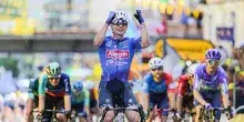 Ciclismo, Philipsen torna al successo. Pogacar resta in giallo