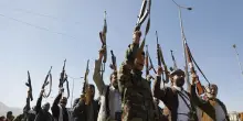 Iran, i ribelli Houthi colpiscono navi saudite: nuovo fronte nel Mar Rosso