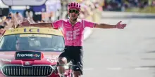Ciclismo, Carapaz vince la 18esima tappa. Pogacar controlla