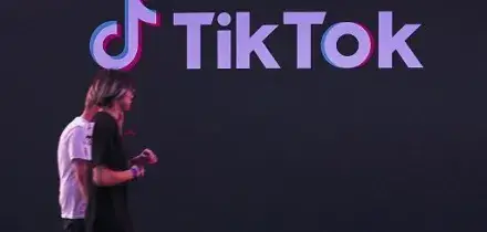 La Commissione Ue: TikTok non garantisce la sicurezza online dei minori