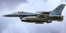 Iran, guerra a due binari: bombardamenti e contatti de-escalation