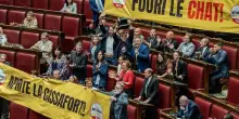 Delmastro, cartelli M5s in aula Camera: &ldquo;fuori le chat, aprite la cassaforte&rdquo;