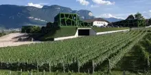 Vino, Cantina Tramin ha inaugurato la nuova struttura produttiva