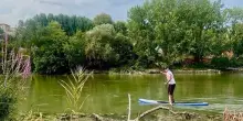 Roma, Vittorio Marcelli risale il Tevere su una tavola da surf