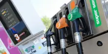 Carburanti, continua la corsa della benzina: prezzo medio sale a 2,005 euro al litro