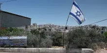 Cisgiordania, coloni israeliani attaccano villaggio palestinese e sparano agli abitanti