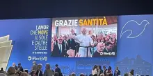 Meeting, sul maxischermo &ldquo;Grazie Santit&agrave;&rdquo; e la gente canta