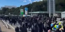 Un gruppo di incappucciati anti-migranti ha bloccato il porto di Dover
