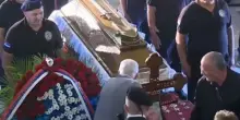 In migliaia ai funerali del boia di Srebrenica Mladic in Serbia