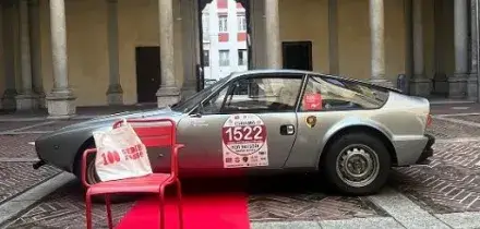 Violenza donne, a Milano raduno auto d&rsquo;epoca per numero 1522