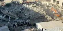 Crolla un edificio a Gaza City: 20 morti, 25 feriti e decine di dispersi