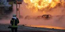 Attacco russo con droni e missili: 12 feriti. Ucraina colpisce raffineria in Russia