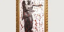 Bloody Victoria, la Vittoria alata si sporca di sangue