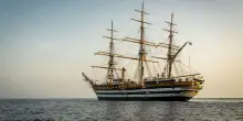 Nave Amerigo Vespucci in arrivo a Napoli