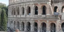 Roma, operaio di 22 anni muore precipitando da un&rsquo;impalcatura per i lavori al Colosseo
