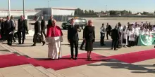 Il Papa &egrave; in Francia. Prima tappa da Macron