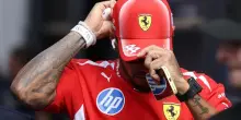 Ferrari, Hamilton: &ldquo;Sto con Vasseur, puntate il dito pi&ugrave; in alto&rdquo;