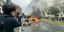Esplode la protesta degli studenti in Francia, centinaia di arresti. Un preside cosparso di benzina