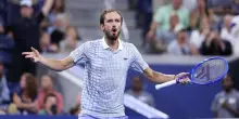 Tennis, pallina contro un tifoso: Medvedev squalificato a Pechino