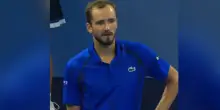 Tennis, Medvedev fa visita allo spettatore colpito