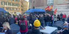 Ex Ilva, a Genova operai montano tende davanti alla prefettura