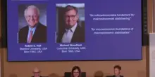 Nobel economia 2026 agli statunitensi Hall e Woodford