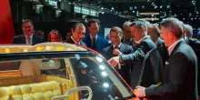 Salone Parigi: Macron visita stand Stellantis con Elkann e Filosa