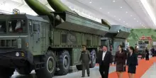 Kim Jong Un mostra al mondo i suoi missili pi&ugrave; avanzati
