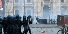 A Milano violenti scontri in piazza Duomo tra polizia e manifestanti