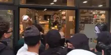Nuove tensioni in centro a Milano, negozi assaltati