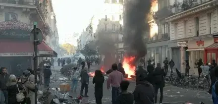 In Francia dopo le proteste scatta il coprifuoco &ldquo;localizzato&rdquo;