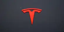 Tesla: conti contrastati nel trimestre, Musk punta su IA e robotica