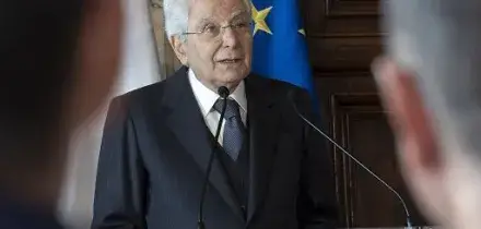 Mattarella invita a dare fiducia ai giovani e lancia l&rsquo;allarme salari e IA