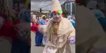 Bolivia, &ldquo;pepinos&rdquo; sfilano a La Paz per la festa di carnevale
