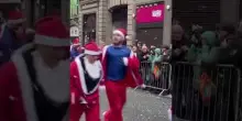 Liverpool, migliaia di Babbi Natale alla “Santa Dash”