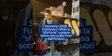 Sanremo 2026, Fulminacci sfida la "sfortuna" e passa sotto una scala fuori dall'Ariston
