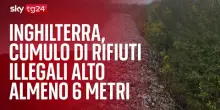 Inghilterra, cumulo di rifiuti illegali alto almeno 6 metri