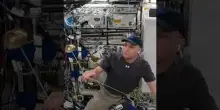 Un astronauta mostra le sue abilit&agrave; con lo yo-yo nella stazione spaziale