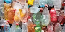 Un deposito cauzionale per bottiglie di plastica e lattine: la proposta di legge del Pd